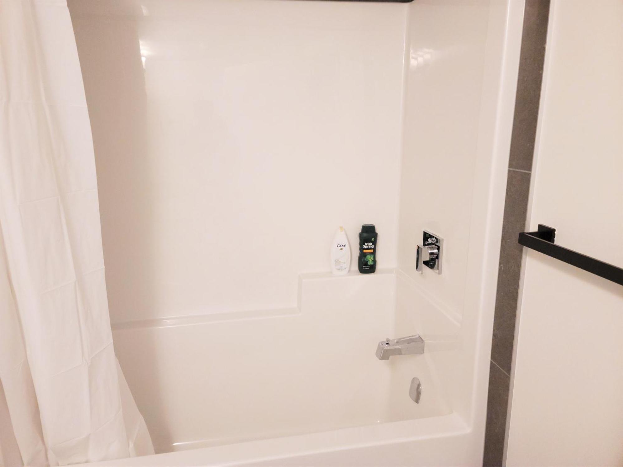 Lovely Modern 2 Bedroom Basement Apartment