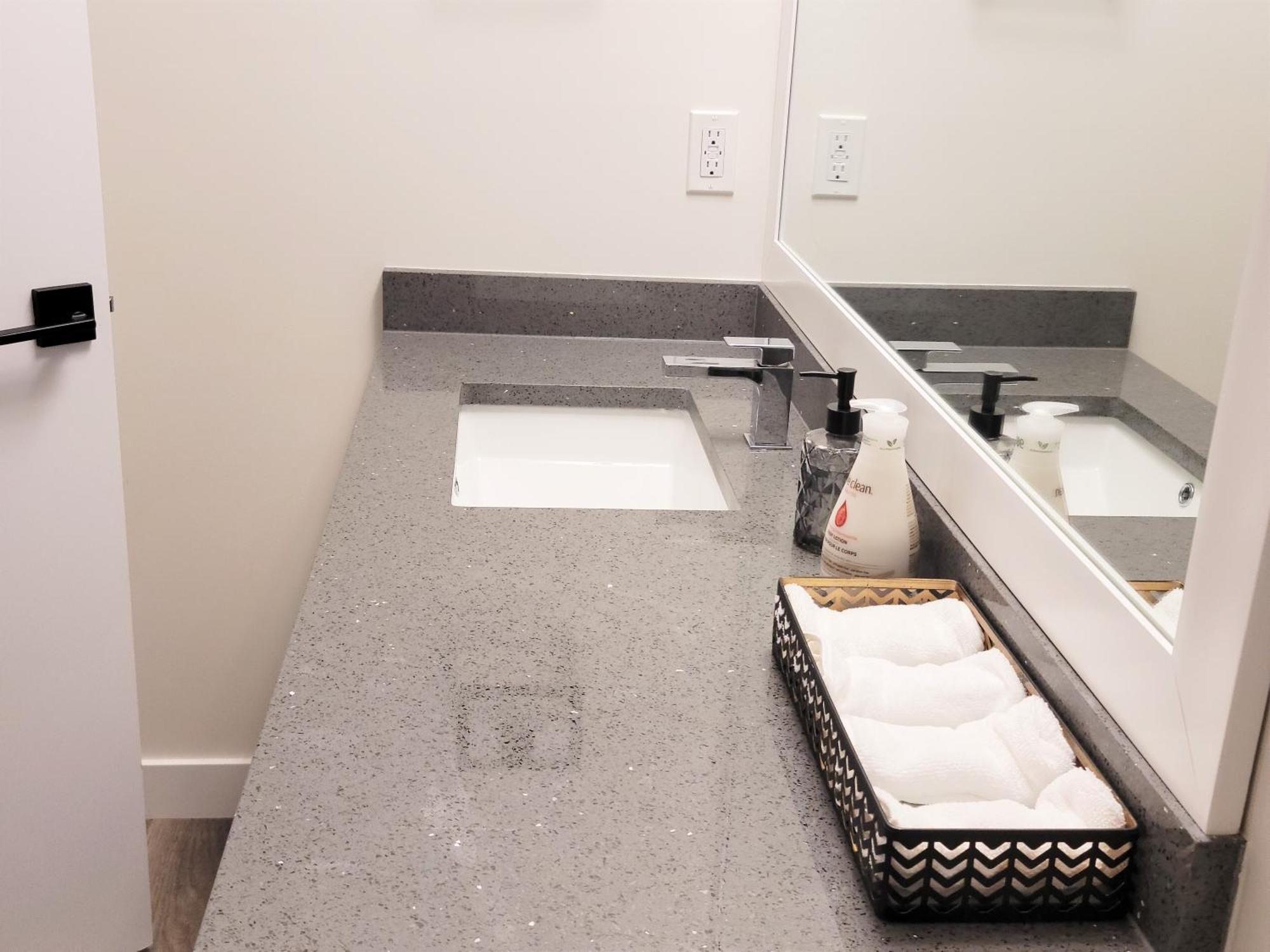 Lovely Modern 2 Bedroom Basement Edmonton